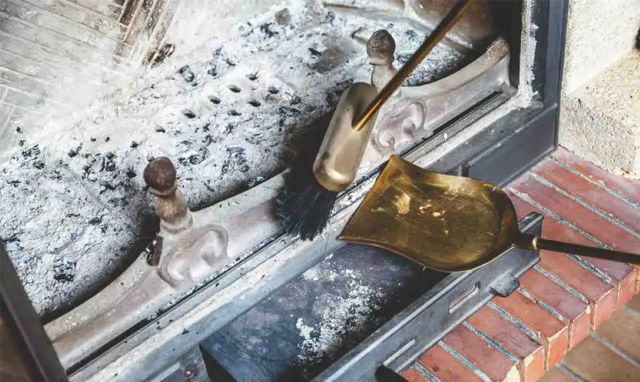 Non buttare la cenere del camino: ecco come usarla per pulire casa