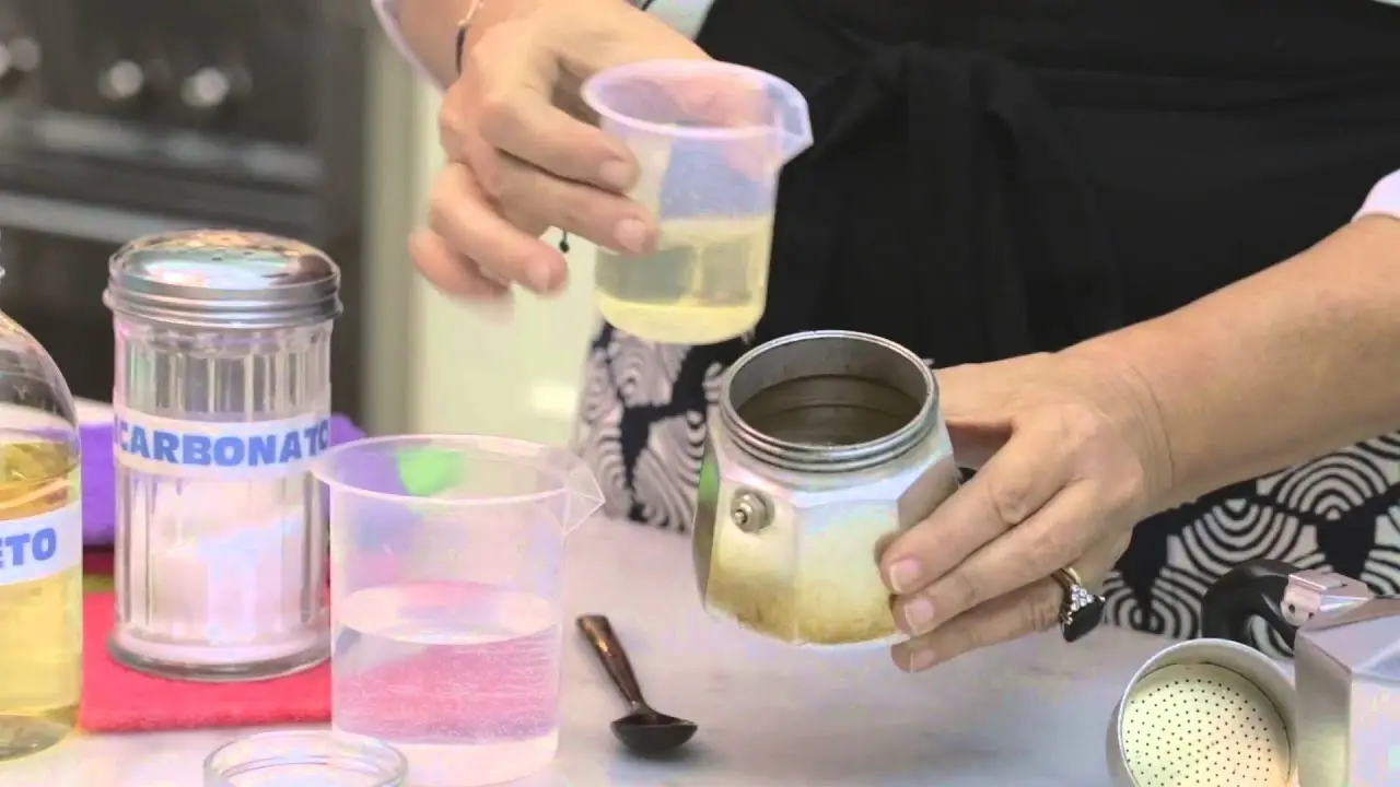 Come eliminare il calcare dalla caffettiera: il trucco che funziona