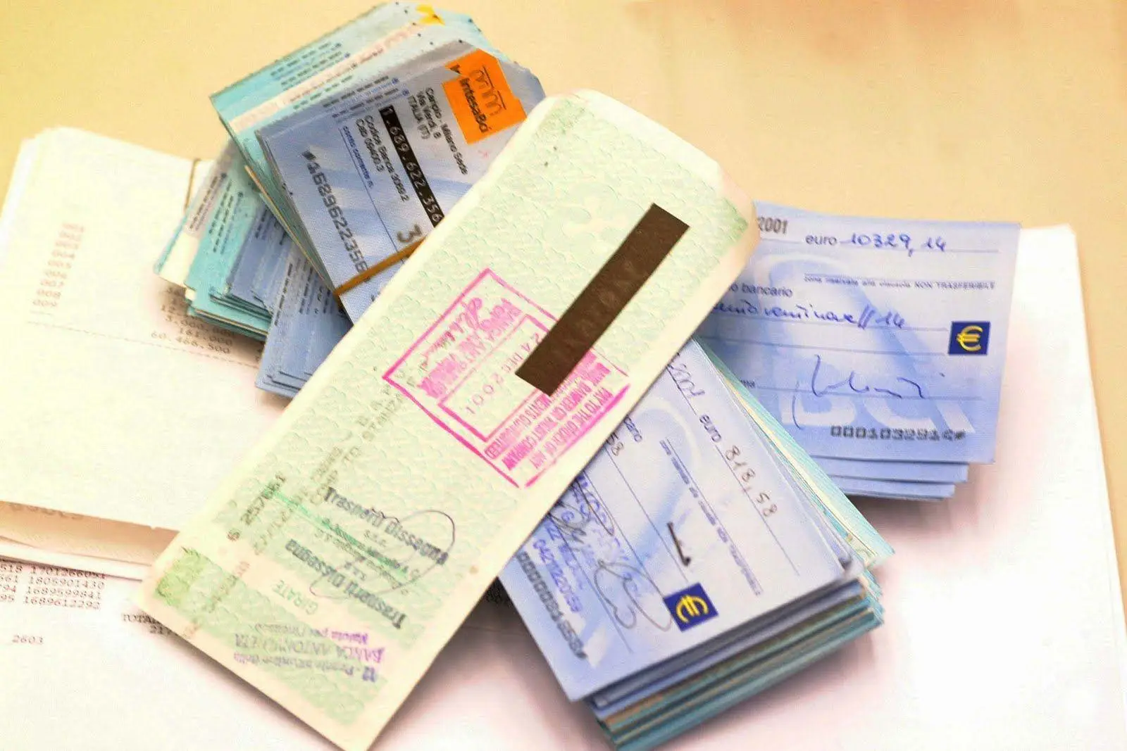 Assegni bancari dimenticati: ecco entro quanto tempo vanno incassati