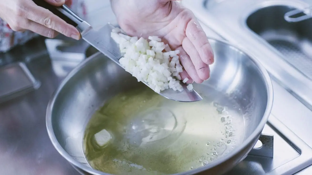 Come preparare un soffritto perfetto? Il bilanciamento tra cipolla e olio