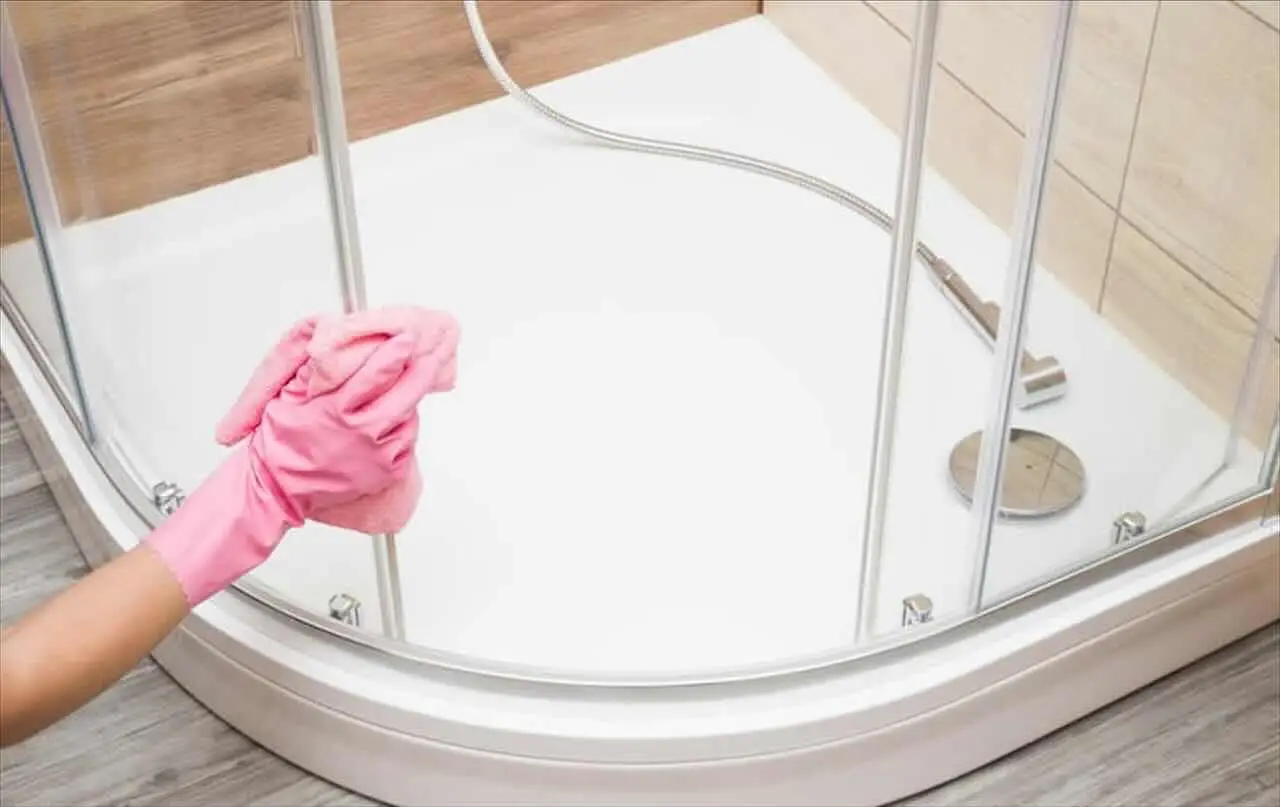 Come pulire il box doccia senza fatica: il trucco che funziona davvero