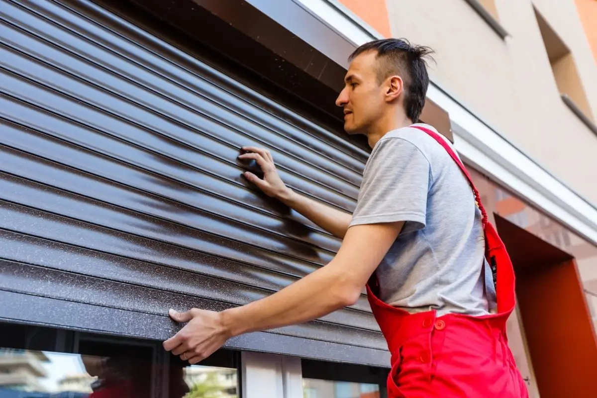 Come sistemare una tapparella bloccata? Il metodo fai da te più sicuro