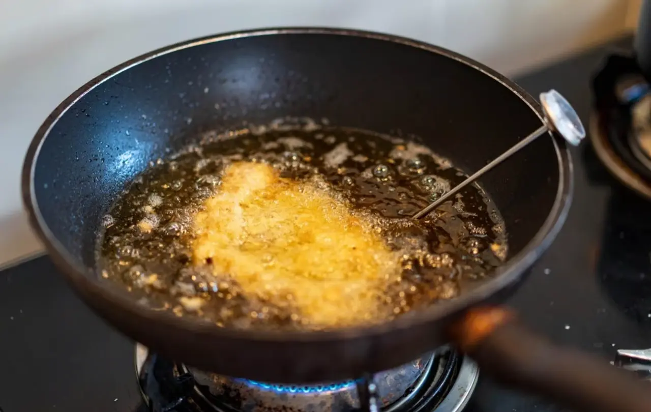 Come eliminare la puzza di frittura in casa? Il metodo usato nei ristoranti
