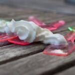 Crema al mascarpone con sciroppo di zucchero a 121°C, ingrediente chiave per una preparazione sicura e deliziosa.