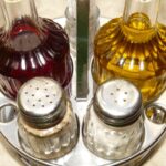 Caponata agrodolce con verdure colorate, aceto e zucchero in equilibrio perfetto.