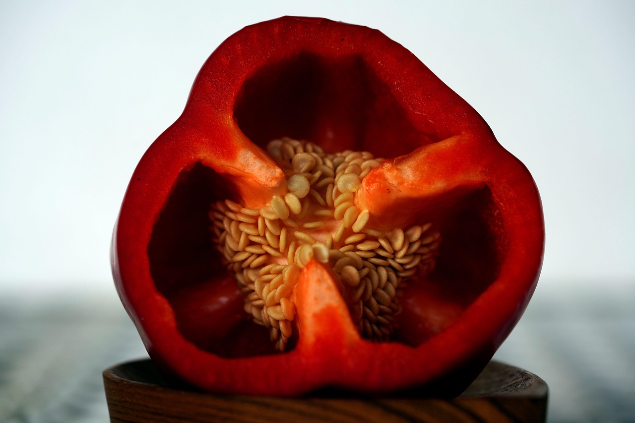 Peperoni freschi tagliati, evidenziando la rimozione di semi e filamenti bianchi per una migliore digeribilità.